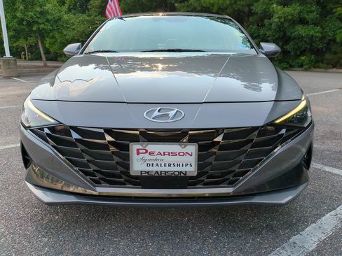 Used 2023 Hyundai Elantra Limited w/ Preferred Accessory Package FWD image 9