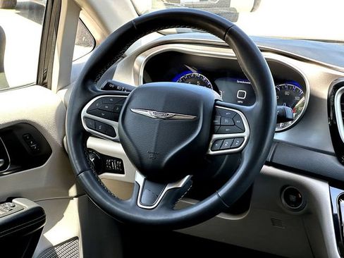 Used 2023 Chrysler Pacifica Touring-L FWD image 29