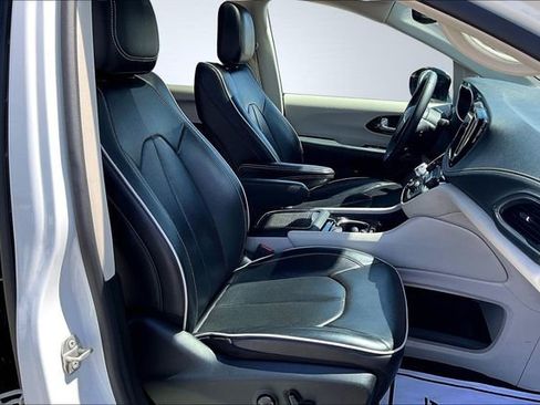 Used 2023 Chrysler Pacifica Limited image 31