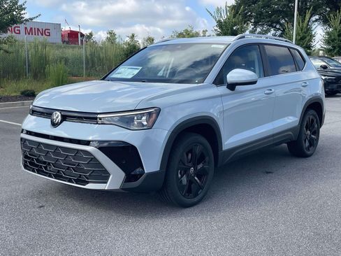 New 2026 Volkswagen Taos SE FWD image 3