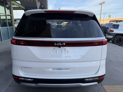 Used 2024 Kia Carnival EX image 13