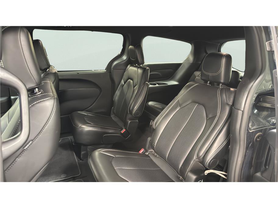 Used 2025 Chrysler Pacifica Select FWD image 18
