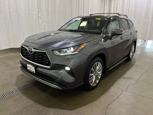 Certified 2025 Toyota Highlander Platinum AWD/4WD image 8