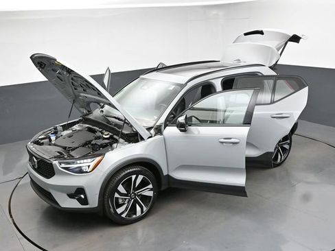 Used 2025 Volvo XC40 B5 Plus AWD/4WD image 51