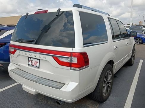 Used 2016 Lincoln Navigator Select RWD image 3