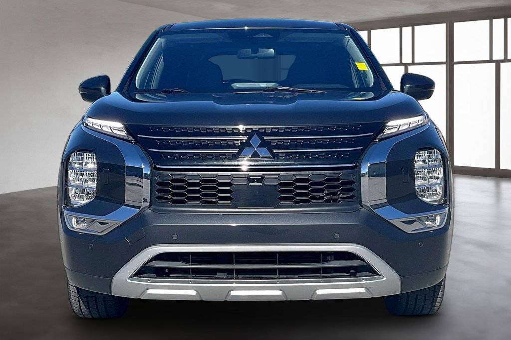 Used 2024 Mitsubishi Outlander AWD image 2