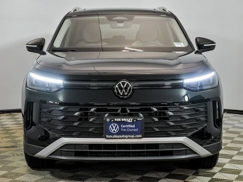 Certified 2025 Volkswagen Tiguan SE image 4