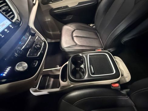 Used 2024 Chrysler Pacifica Touring-L image 87