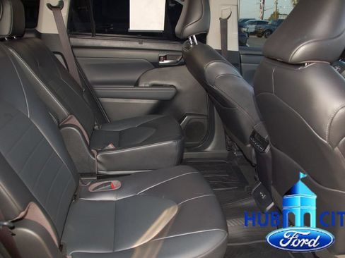 Used 2022 Toyota Highlander XLE FWD image 14