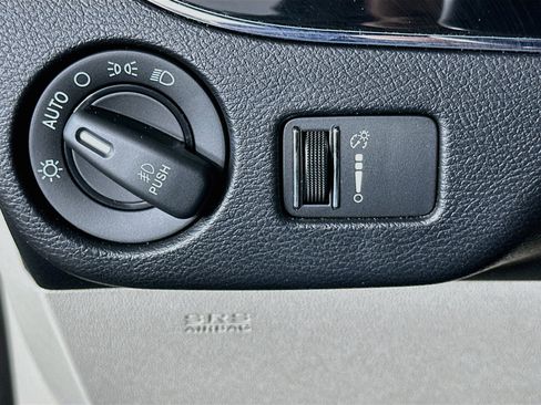 Used 2019 Dodge Grand Caravan SXT FWD image 16
