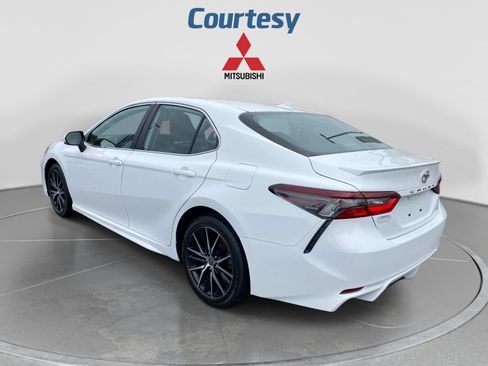 Used 2023 Toyota Camry SE FWD image 3