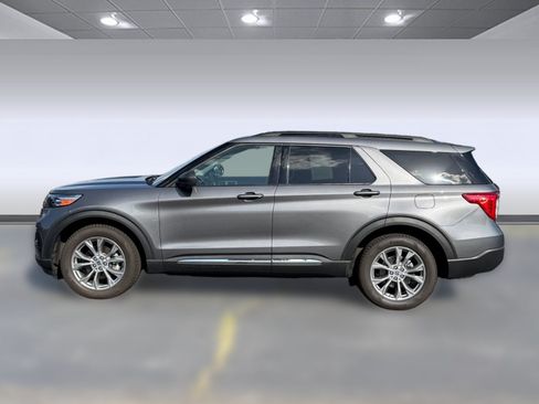 Used 2021 Ford Explorer XLT w/ Equipment Group 202A AWD/4WD image 2