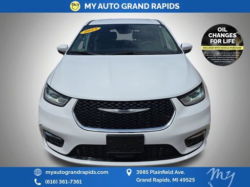 Used 2023 Chrysler Pacifica Touring-L FWD image 2