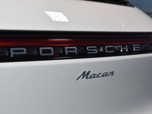 Certified 2025 Porsche Macan AWD/4WD image 30