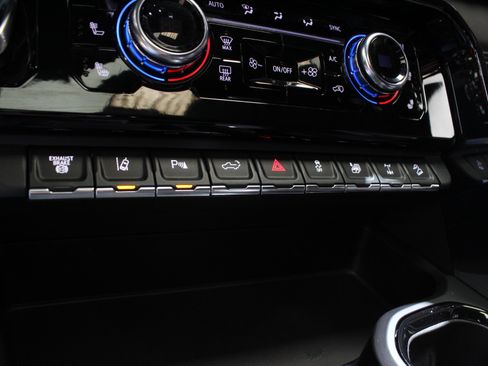 Used 2024 GMC Sierra 2500 AT4X image 33