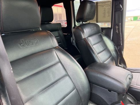 Used 2012 Jeep Wrangler Unlimited Sahara image 18