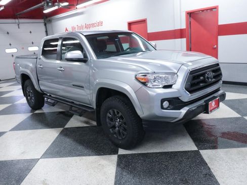 Used 2022 Toyota Tacoma SR5 RWD image 3