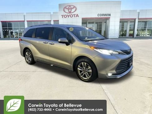 Used 2024 Toyota Sienna Limited image 1