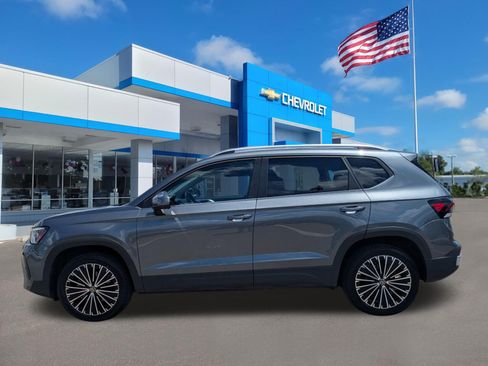 Used 2025 Volkswagen Taos SE FWD image 6