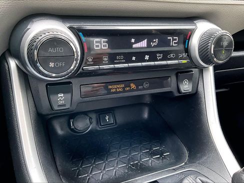 Used 2021 Toyota RAV4 XLE AWD/4WD image 36