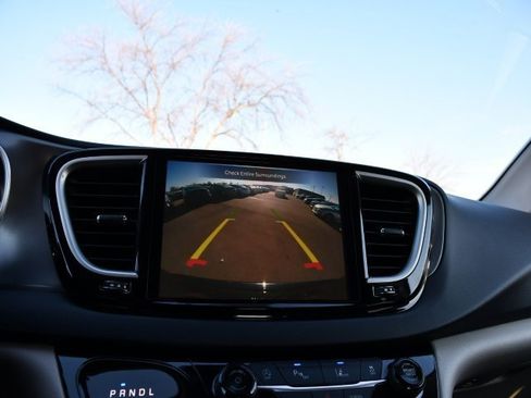 Used 2024 Chrysler Pacifica Touring-L image 18