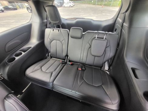 Used 2025 Chrysler Pacifica Select FWD image 14