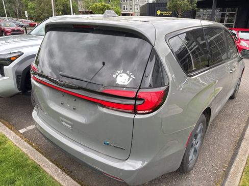 Used 2022 Chrysler Pacifica Touring-L w/ S Appearance Package FWD image 4
