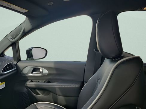 New 2026 Chrysler Pacifica Limited image 11