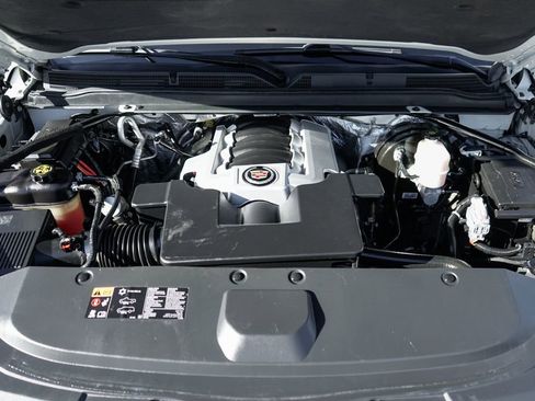 Used 2015 Cadillac Escalade Premium image 15