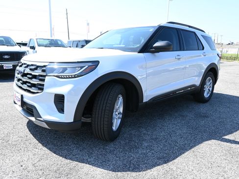 New 2026 Ford Explorer Active RWD image 9