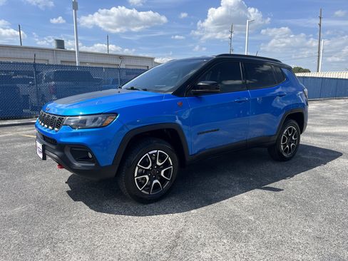 Used 2025 Jeep Compass Trailhawk AWD/4WD image 7