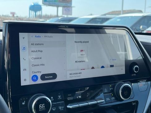 Used 2024 Toyota Highlander XLE image 24