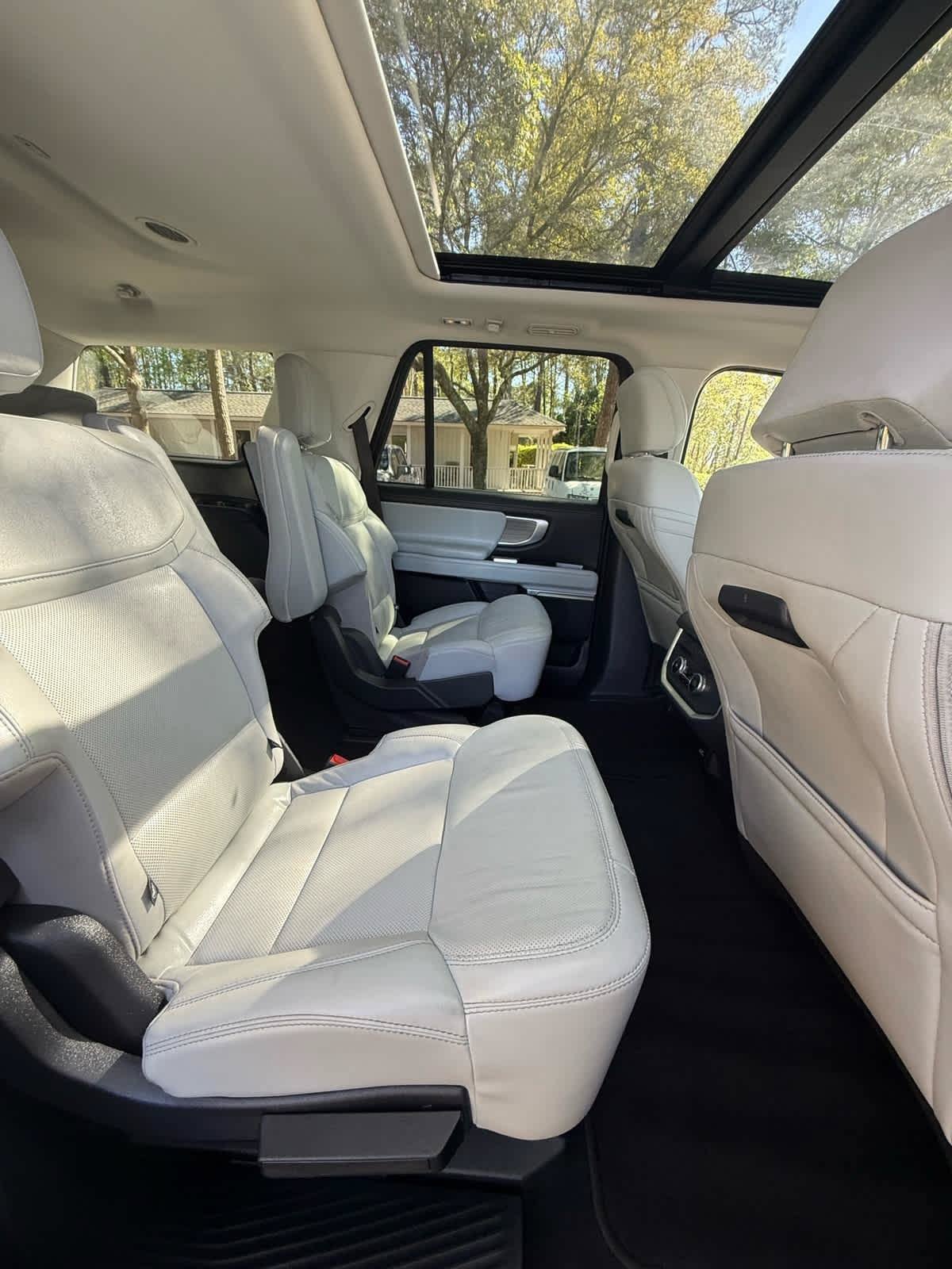 Used 2025 Ford Expedition Platinum AWD/4WD image 13