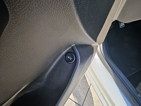 Used 2018 Chevrolet Cruze LS image 11