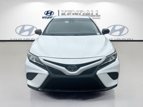 Used 2019 Toyota Camry SE FWD image 2