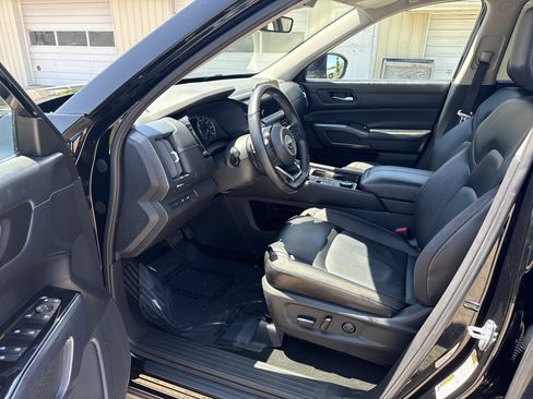Used 2023 Nissan Pathfinder SL AWD/4WD image 15