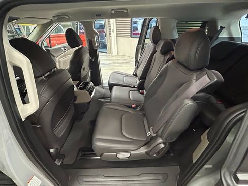 Used 2025 Kia Carnival EX FWD image 51