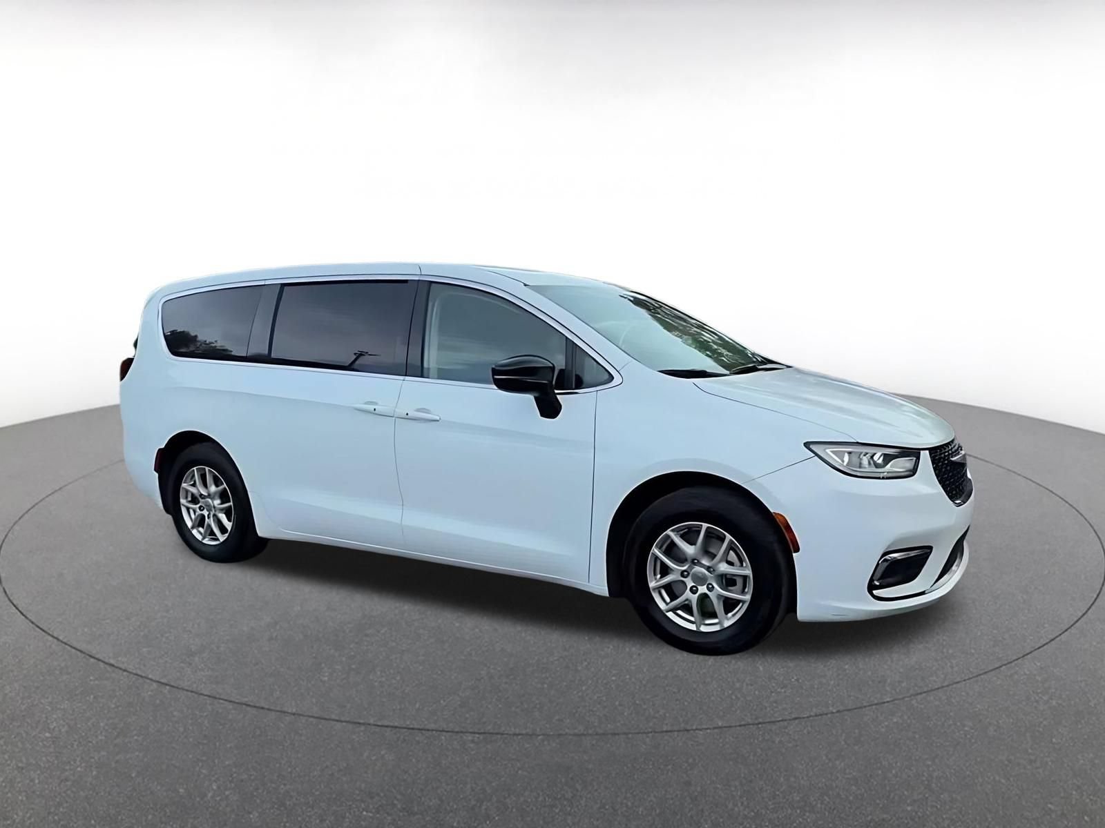 Used 2024 Chrysler Pacifica Touring-L FWD image 2
