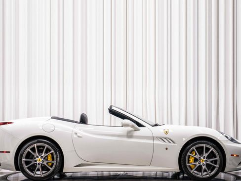 Used 2014 Ferrari California image 2
