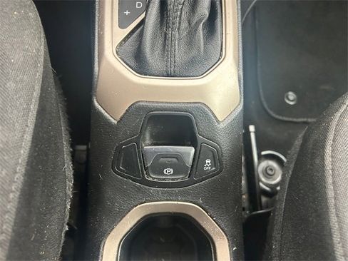 Used 2016 Jeep Renegade Latitude image 21