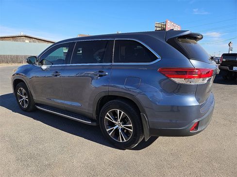 Used 2019 Toyota Highlander LE image 4