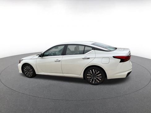 Used 2025 Nissan Altima 2.5 SV image 10