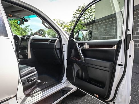 Used 2016 Lexus GX 460 w/ Premium Package AWD/4WD image 18