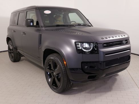 Used 2025 Land Rover Defender 110 V8 AWD/4WD image 7