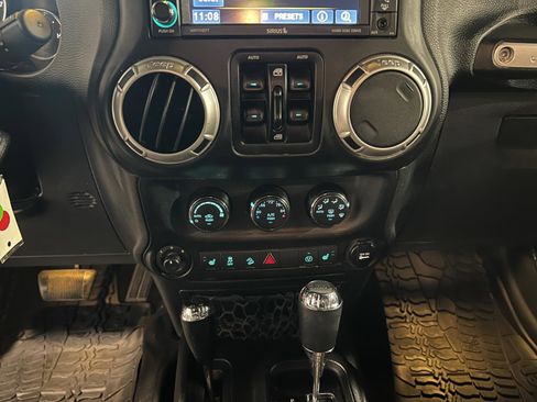 Used 2017 Jeep Wrangler Unlimited Sahara w/ Max Tow Package AWD/4WD image 17