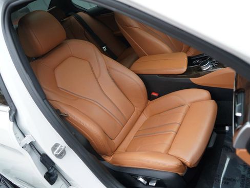 Used 2018 BMW 530e xDrive image 66