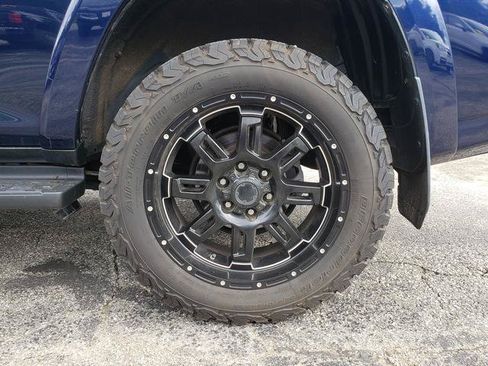Used 2017 Toyota 4Runner SR5 AWD/4WD image 10