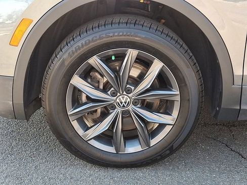 Certified 2022 Volkswagen Tiguan SE w/ Panoramic Sunroof Package image 28