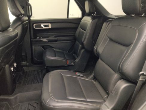Used 2020 Ford Explorer XLT w/ Equipment Group 202A AWD/4WD image 18