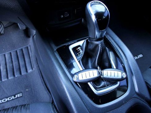 Used 2018 Nissan Rogue SV image 14